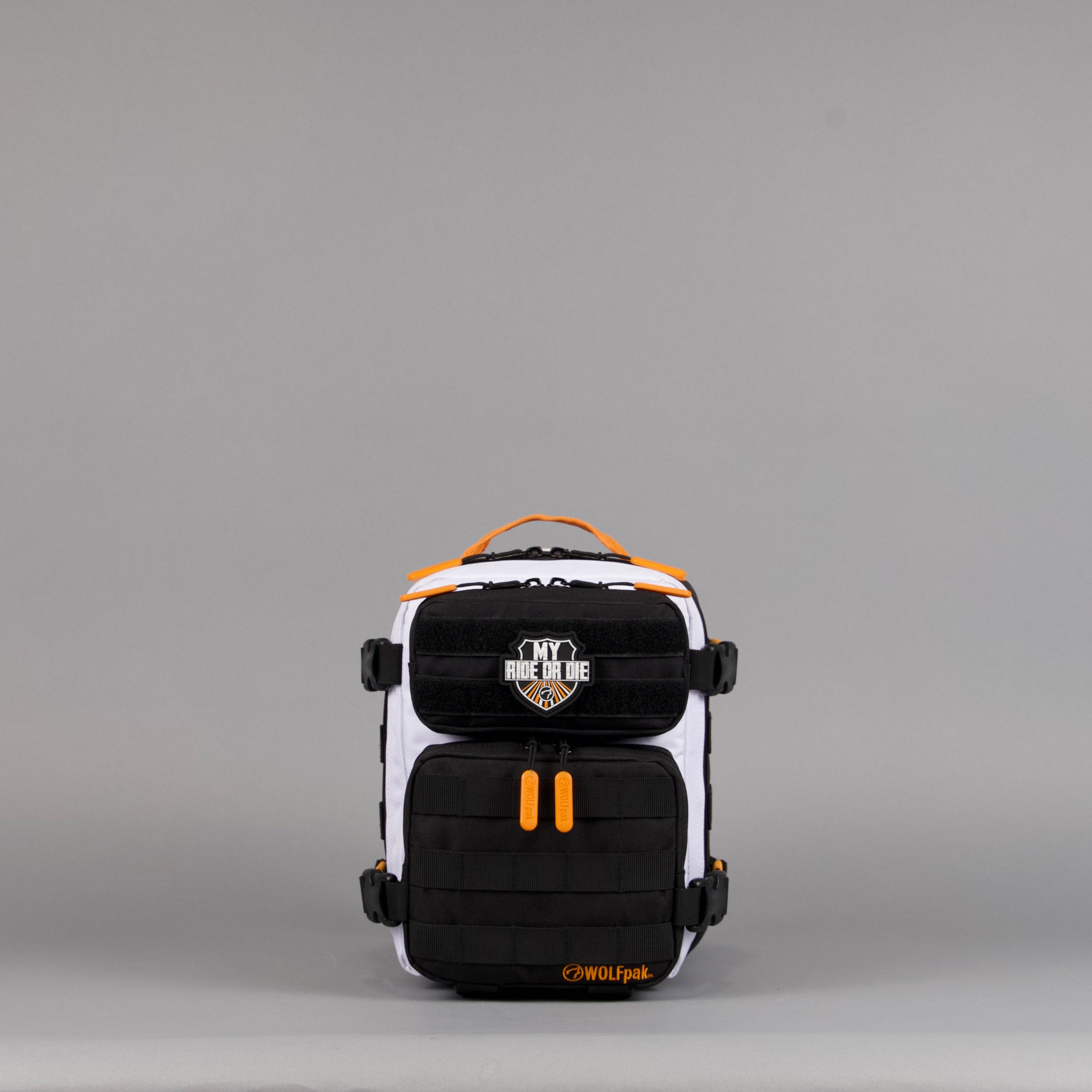 Mochila de 9 litros Mini Alpha negra con detalles en naranja y blanco