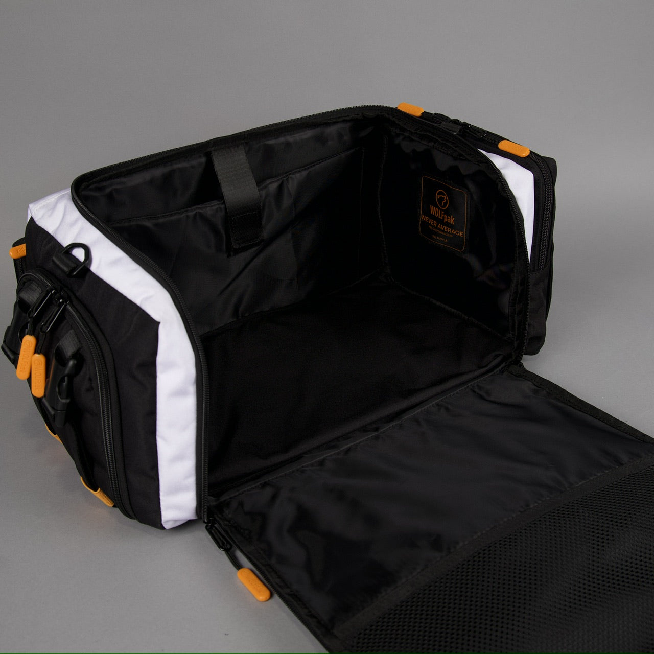 Bolsa de lona Ultimate de 30 L en negro Alpha con detalles en naranja y blanco