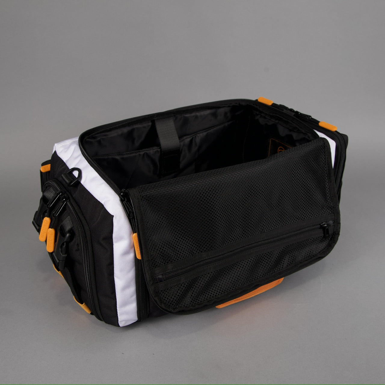 Bolsa de lona Ultimate de 30 L en negro Alpha con detalles en naranja y blanco