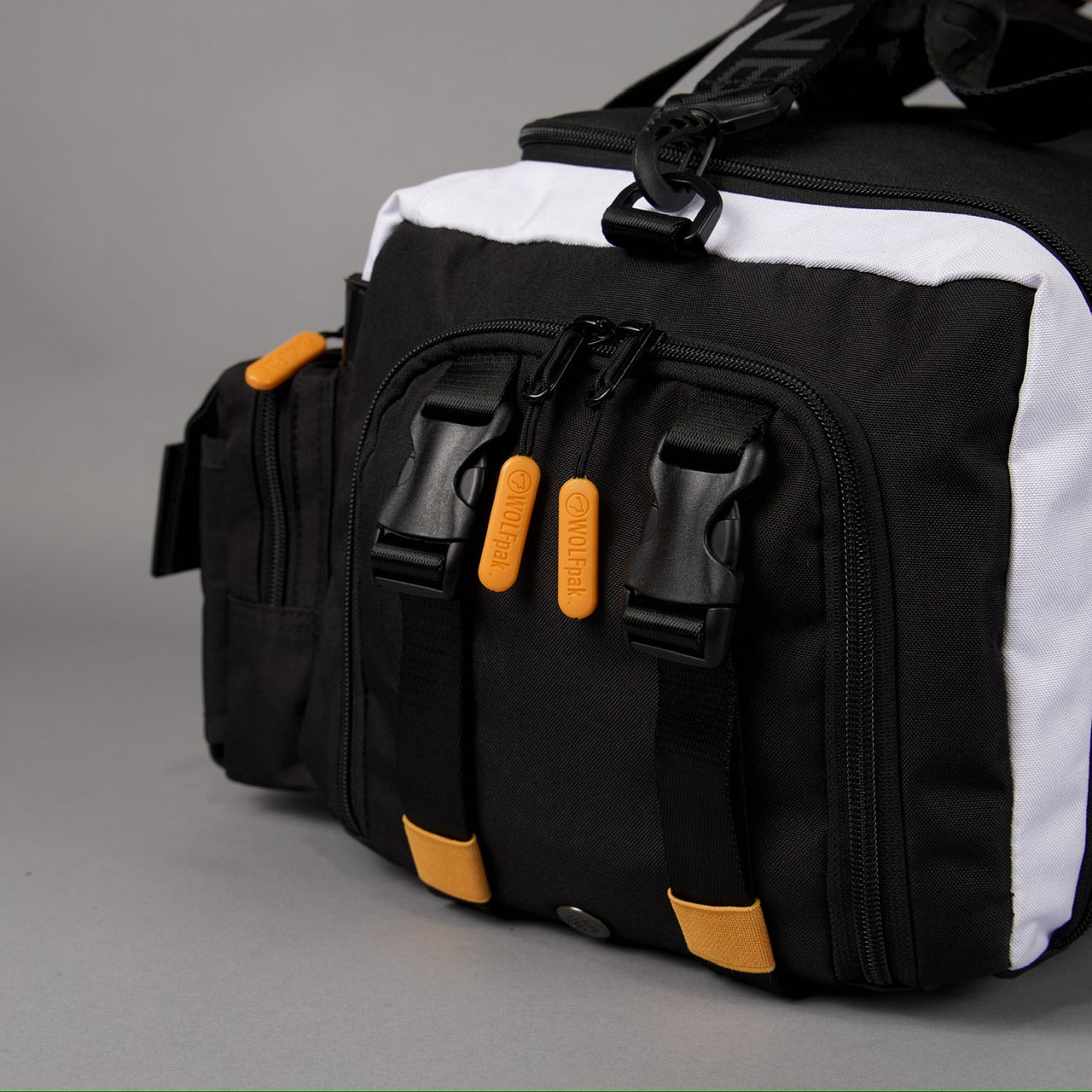 Bolsa de lona Ultimate de 30 L en negro Alpha con detalles en naranja y blanco